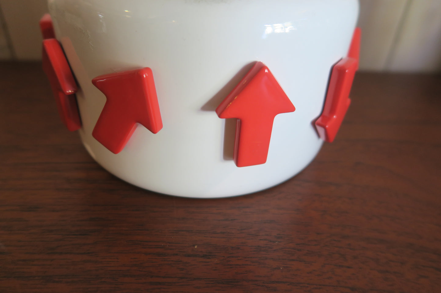 japan---red arrow magnet