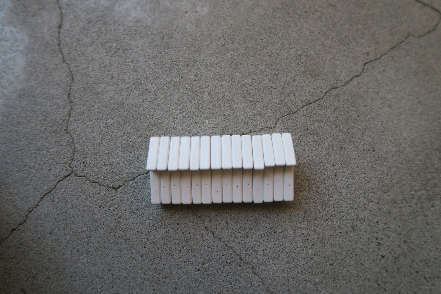 japan---white arrow magnet