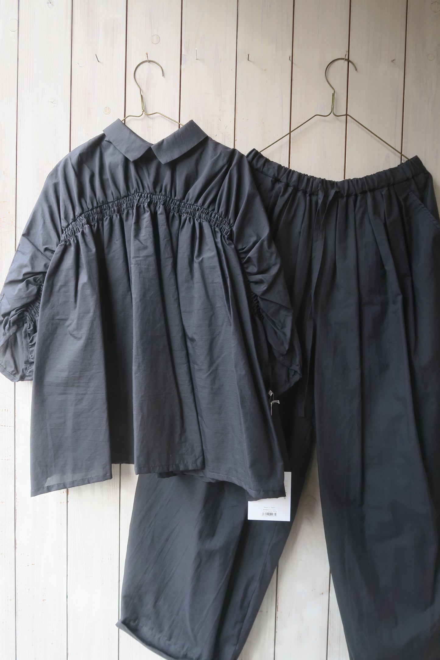 japan---シルク--シャーリングブラウスとタックパンツ--kijinoknaosei